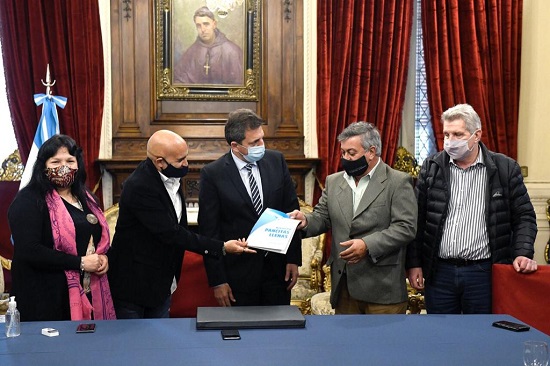 Massa junto a empresarios que impulsan proyecto de ley para combatir la carencia alimenticia en el país Massa junto a empresarios que impulsan proyecto de ley para combatir la carencia alimenticia en el país