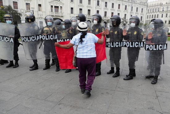 IMAGEN DE ARCHIVO. Una mujer se enfrenta a la policía durante protestas después de que Manuel Merino prestó juramento como presidente interino tras la destitución de Martín Vizcarra, en Lima, Perú