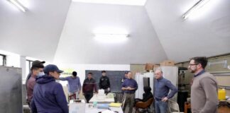 Lichtmajer recorrió la Escuela de Oficios General Belgrano junto a sus estudiantes