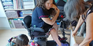 La Legislatura de la Ciudad de Buenos Aires violenta la accesibilidad como derecho humano Cecilia García Rizzo, co-demandante, con las arquitectas Silvia Coriat y Cecilia González Campo, de Fundación Rumbos, quienes toman las medidas del scooter para analizar sus requerimientos dimensionales para maniobrar y aproximarse a los equipamientos dentro de una vivienda.