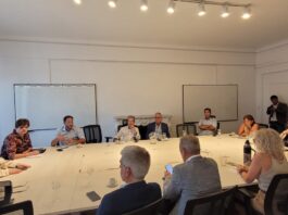 APeRA participó de un encuentro con diputados sobre la derogación del Estatuto del Periodista La reunión se celebró en las oficinas del interbloque Unidos y participaron legisladores nacionales, entidades periodísticas y representantes gremiales.