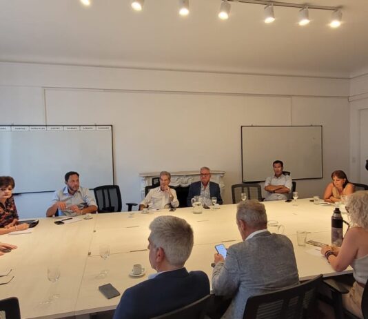 APeRA participó de un encuentro con diputados sobre la derogación del Estatuto del Periodista La reunión se celebró en las oficinas del interbloque Unidos y participaron legisladores nacionales, entidades periodísticas y representantes gremiales.