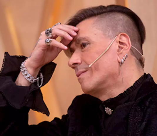 Roberto Piazza inauguró el Mes de la Mujer con una exposición de vestidos en el Congreso